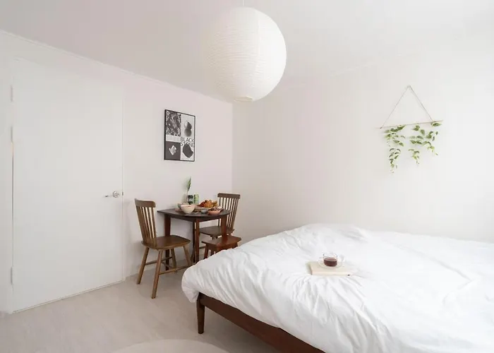 Apartment 오픈특가 홍제역 도보5분, 경복궁 지하철3정거장, 서촌, 북촌 10분이내 *